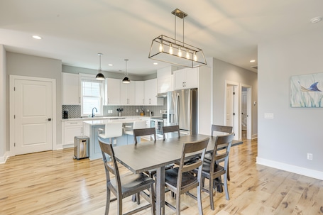 House (3 Bedrooms) | Interior. Family Home on Oak Island: 1 Mi to Beach & Pier!