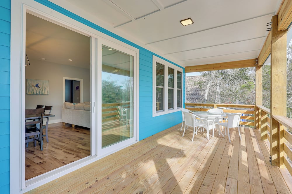 Family Home on Oak Island: 1 Mi to Beach & Pier!
