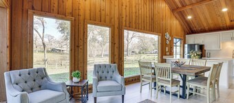 Hot Tub, Deck & Grill: Brookshire Gem Near Venues