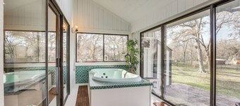 Hot Tub, Deck & Grill: Brookshire Gem Near Venues