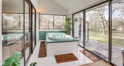 Hot Tub, Deck & Grill: Brookshire Gem Near Venues