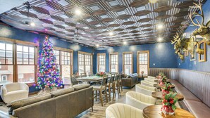 Un restaurant amb un arbre de Nadal, sostre de fusta i zones d'seure.
