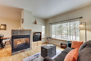 Apartment (2 Bedrooms) | Interior - Klamath Falls Townhome w/ Deck & Resort Amenities! (Klamath Falls)