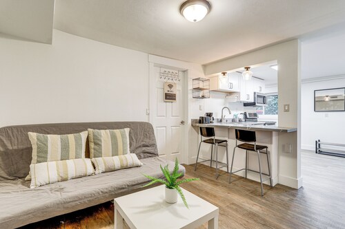 Walk to Beach & Lake Access: Cozy Redmond Apt!