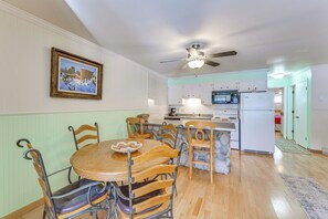 Apartment (2 Bedrooms) | Interior - Main Street Red River Condo w/ Fireplace & Views! (Red River)