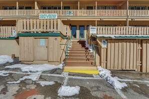 A wooden building with a sign reading "SKI VIEW". - Main Street Red River Condo w/ Fireplace & Views! (Red River)
