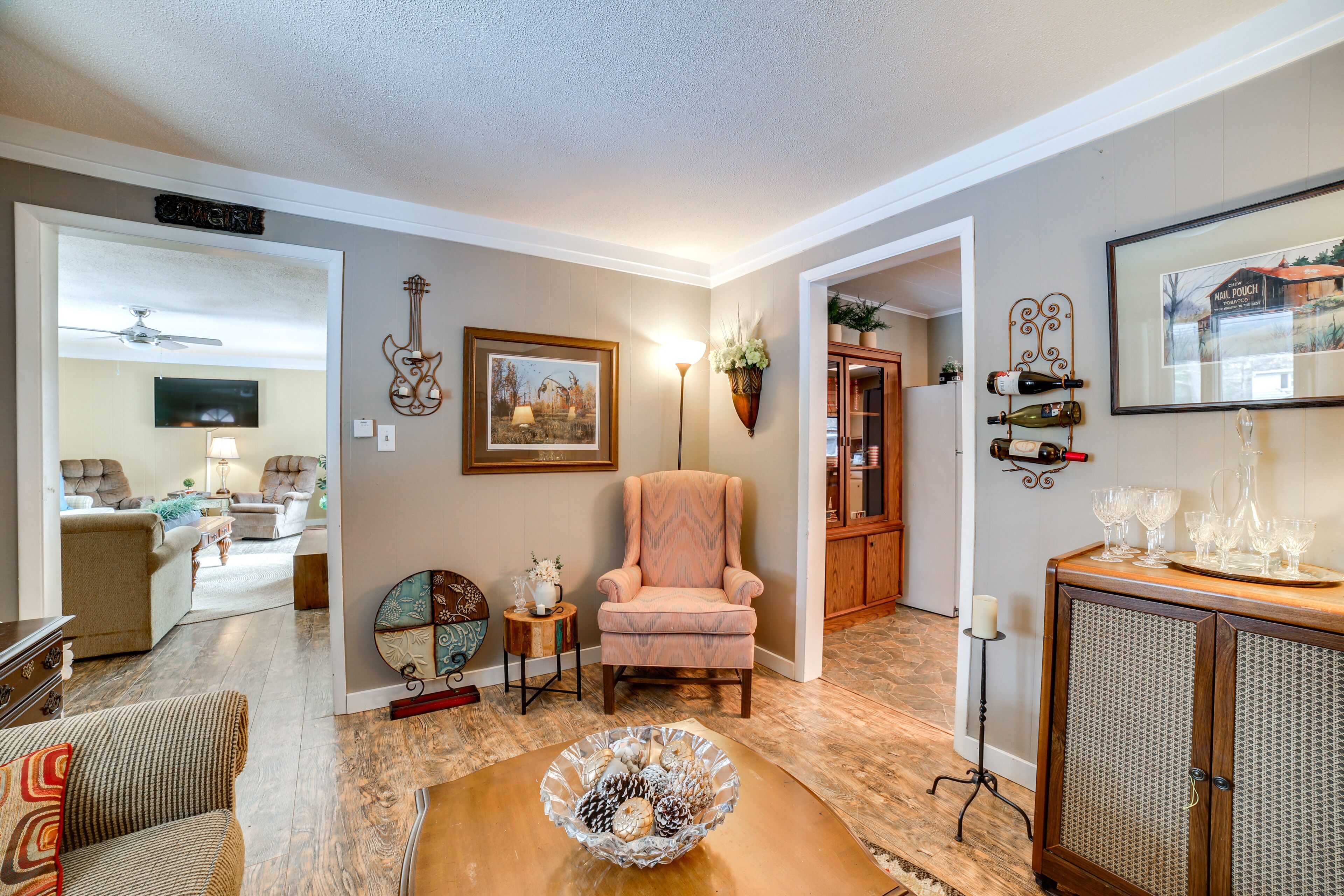 TV, fireplace, table tennis, books