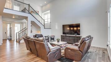 House (5 Bedrooms) | Interior