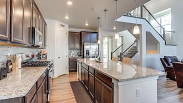 House (5 Bedrooms) | Interior