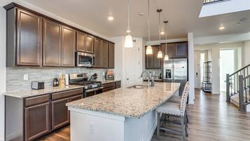 House (5 Bedrooms) | Interior