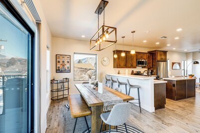 Flagstaff Townhome Near Downtown w/ Mountain Views