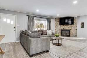 TV - Modern Home ~ 6 Mi to Downtown Indy: Pets Welcome! (Indianapolis)