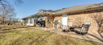 On-site Lake Access + Fire Pit: Bonham Home!