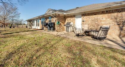 On-site Lake Access + Fire Pit: Bonham Home!