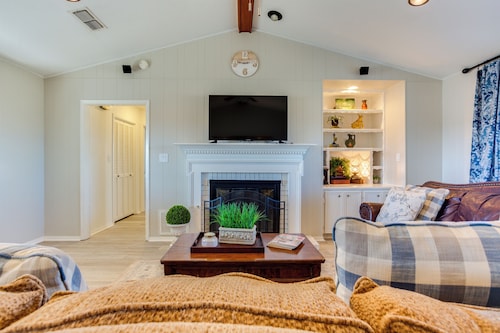 On-site Lake Access + Fire Pit: Bonham Home!