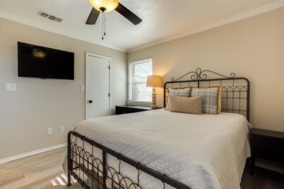 On-site Lake Access + Fire Pit: Bonham Home!