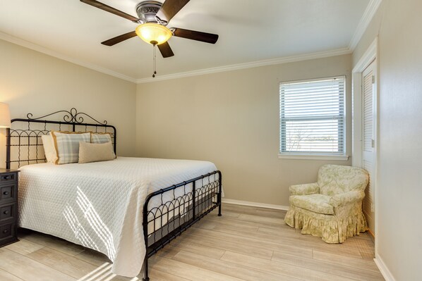 House (3 Bedrooms) | Interior - On-site Lake Access + Fire Pit: Bonham Home! (Bonham)