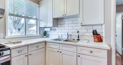 Centrally Located Burbank Duplex Near Hollywood!