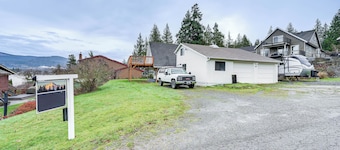 Stylish Bellingham Home w/ Lake + Mountain Views!