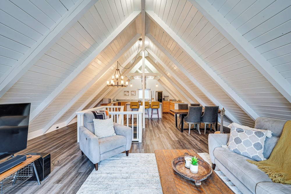 Stylish Bellingham Home w/ Lake + Mountain Views! - Ferndale, WA