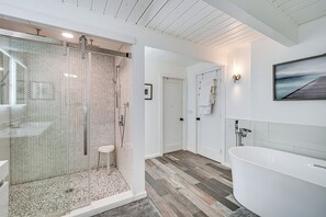 House (2 Bedrooms) | Interior - Stylish Bellingham Home w/ Lake + Mountain Views! (Bellingham)