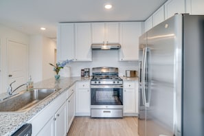 House (3 Bedrooms) | Private kitchen | Paper towels
