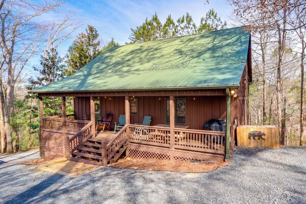 Peaceful Ellijay Cabin: Pool Access & Resort Perks - Ellijay, GA