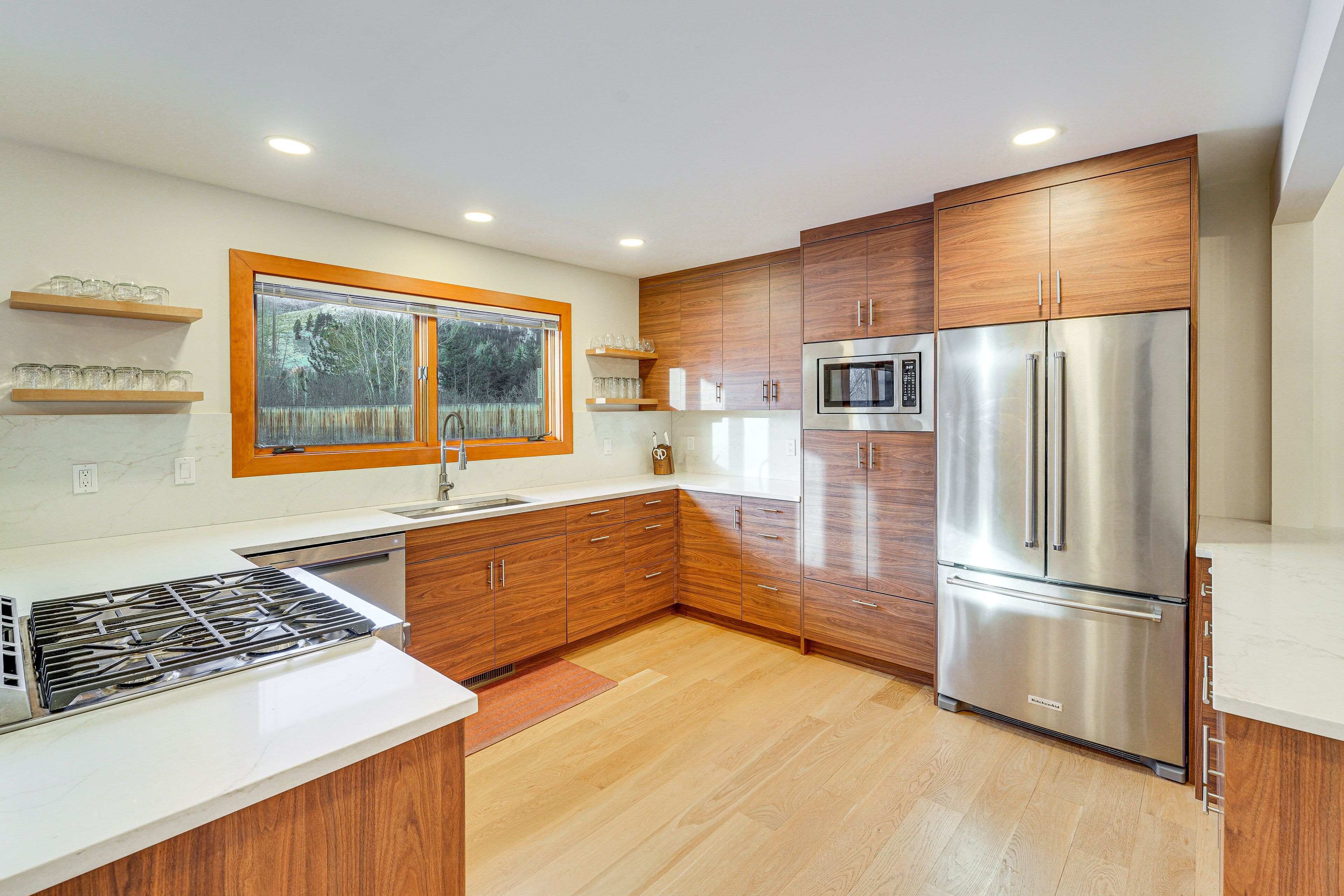 House (4 Bedrooms) | Private kitchen | Coffee/tea maker, paper towels