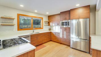 House (4 Bedrooms) | Private kitchen | Coffee/tea maker, paper towels