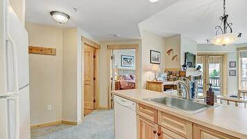 Condo, 1 Bedroom | Private kitchen