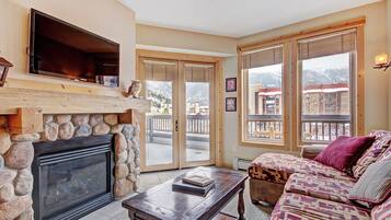 Condo, 1 Bedroom | Living area