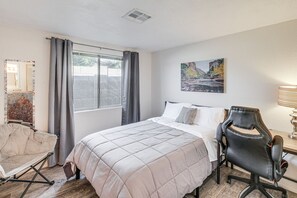 4 bedrooms, laptop workspace, bed sheets - Chandler Vacation Rental w/ Bikes & Fire Pit! (Chandler)