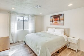 4 bedrooms, laptop workspace, bed sheets - Chandler Vacation Rental w/ Bikes & Fire Pit! (Chandler)