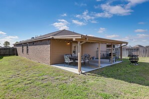 House (3 Bedrooms) | Interior - 12 Mi to Beach: Texas Gulf Coast Home w/ Fire Pit (Santa Fe)