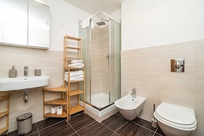 A modern bathroom with a shower, bidet, sink, and toilet. - Lavish And Chic Duplex Apartment for Families and Couples (Prague)