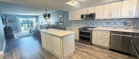 Appartement, 2 slaapkamers | Privékeuken | Een koelkast, een oven, een koffiezetapparaat/waterkoker