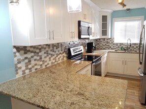 House, 2 Bedrooms | Private kitchen | Oven, stovetop, cookware/dishes/utensils - 206 10 St- All 2 Bedroom Home by RedAwning (St. Augustine)