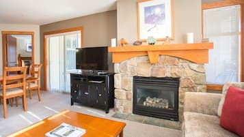 Condo, 2 Bedrooms | Interior