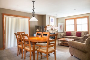 Condo, 2 Bedrooms | Dining