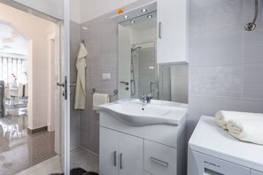 Haartrockner, HandtĂŒcher, Toilettenpapier