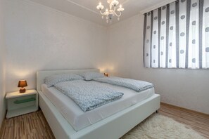 2 Schlafzimmer, BĂŒgeleisen/BĂŒgelbrett, kostenloses WLAN, BettwĂ€sche