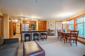 コンドミニアム 2 ベッドルーム | リビング エリア