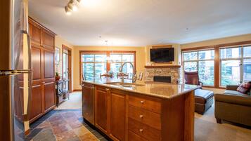 Kondominium, 2 kamar tidur | Dapur pribadi | Lemari es, oven, mesin pembuat kopi/teh, dan pemanggang roti