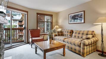 Condo, 2 Bedrooms | Living area