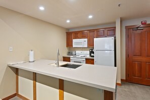 Lejlighed - 1 soveværelse | Privat køkken | Køleskab, ovn, kaffe-/temaskine, brødrister