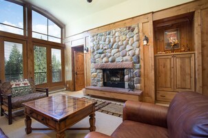 Condo, 2 quartos | Área de estar