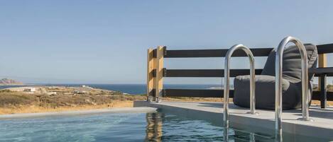 حمّام سباحة مُدفَّأ