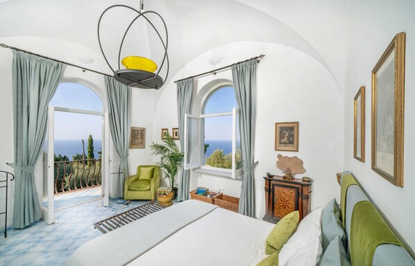 3 bedrooms, desk, soundproofing, iron/ironing board