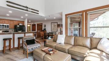 Condo, 2 Bedrooms | Living area