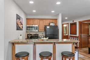 Apartment, 2 Schlafzimmer | Eigene Küche | Kühlschrank, Ofen, Wasserkocher mit Kaffee-/Teezubehör, Toaster